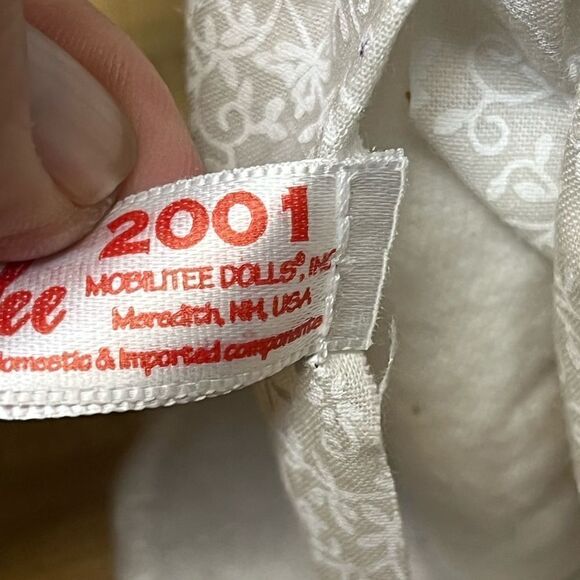 Annalee 7" Mrs Santa Claus Woman in White with Gold Bells Doll 2001 Retired - Picture 3 of 3